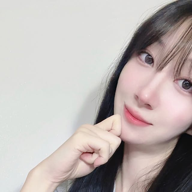 정윤 on Instagram: "#광고 @2an_official 아이린님이 모델인 2an브랜드에서 신제품출시되었어요>^<🩷 이번 출시된 제품은 글레이즈 바운싱 틴트입니다:) 정말 이름그대로 사탕을 머금은듯한 탱글광
