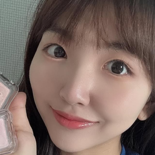 지하 on Instagram: "#광고 @2an_official 

📢 NEW! 2aN 러브 버블 컬렉션 출시 💗
색조 맛집 2aN, 이번 신상은 진짜 놓치면 손해예요…

✔ 립은 총 3개 샀지만, 그중 찐 꿀조합은?
08 로즈문 + 09 캔디츄 같이 쓰면 컬러 조합 진짜 예술이에요!
톤도 쿨톤 / 뉴트럴로 구분돼 있어서 고르기 편하고, 레이어링해서 쓰면 분위기 최고 🥹

✔ 베러미 아이팔레트
예쁜 컬러만 쏙쏙! 베이스부터 음영, 포인트까지 이거 하나로 해결.
맨얼로 출근할 때도 이거 하나 챙기면 진짜 든든해요.

✔ 듀얼치크 블러셔
두 컬러로 볼·이마·턱까지 자연스럽게 생기 부여!
은은하게 톤 업되고, 가루날림 없이 피부에 착붙이라 진짜 요즘 데일리템✨

✔ 글레이즈 바운싱 틴트
품절템이라 찾기 힘들었는데 드디어 득템!
일반 글로시랑 다르게 수분감 가득 머금은 탱글 광이 너무 예뻐요.

✔ 롱웨어링 파운데이션 미니
구매는 안 했지만, 매장 테스터로 사용해봤는데
세미매트하게 발리고 밀착감 대박!
지성 피부인 분들에겐 진짜 딱이에요. 휴대도 간편해서 데일리용으로 굿!

✔ 영롱광 퓨어글래시 하이라이터
애교살에 얹으면 자연스럽게 톡톡 윤기 뿜뿜✨
저는 힛팬 찍을 때까지 쓰고, 이번에 또 재구매했어요.
이건 그냥 무조건 쟁여두는 템입니다.

🎁 지금 구매하면 기획 구성 + 추가 증정까지
8월 올리브영 신상템은 2aN이 찐이다…🛍️
 
#올영픽#올리브영추천템#올영필수템#러브버블컬렉션#롱웨어링파운데이션미니#컬러플레이듀얼라이너"