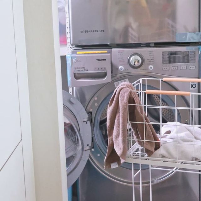민사임당 / 육아 일상 뷰티 인테리어 건강 on Instagram: "#광고 우리집 빨래들이 바구니안에서 꾸깃꾸깃 뭉쳐있다보니 냄새가 너무 많이나서 #빨래바구니 새로운거로 교체했어요! 어때요? 이쁘