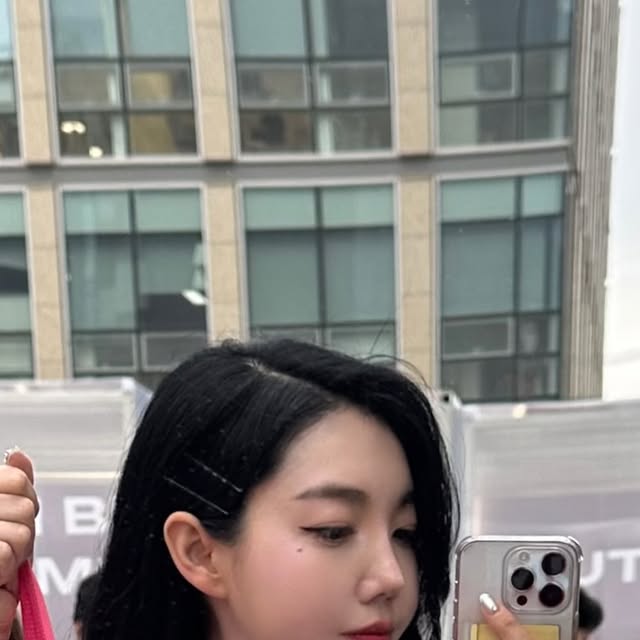ᴴᴼᴺᴱᵞᴮᵁᴺᴺᵞ on Instagram: "#광고 @brookesia_official @musinsa_beauty 

평소에 너무너무 좋아하던 브루케시아💚
이번에 무신사에 신규 입점했다는 소식 듣고 완전 설렜는데,
거기에다 무신사 뷰티 페스타 팝업까지 진행된다고 해서
기회 놓치지 않고 다녀왔어요! ✨

무신사 뷰티에서만 만나볼 수 있는
단독 기획 세트도 직접 볼 수 있어서
더더욱 특별한 시간이었답니다🎁

부스는 감성 그 자체였고,
은은하고 포근한 향기까지 퍼지니까 그냥 힐링 그 자체🕊️
브루케시아 감성에 푹 빠져서 한참 머물렀어요🌿

📦 시그니처 매트 쿠션 & 스파출라 기획 세트
쿠션은 부드럽게 발리면서 보송하게 픽싱돼서 요즘 같은 날씨에 딱이에요! 거기에 스파출라까지 구성이라 실용성도 굿👍🏻

🌿 톤업 선베이스 & 그린 코렉팅 선베이스
둘 다 발림성이 진짜 좋아요.
톤업은 은은하게 피부톤 밝혀주고, 그린은 붉은기 커버에 탁월해서 데일리 베이스로 찰떡이에요✨
손등 테스트해보고 바로 반했어요💕

💡무신사 단독 구성
👉 매트 쿠션 + 시그니처 스파클라 기획 세트
👉 36,900원 → 22,140원 (40% 할인 😍)
실물 보니까 퀄리티 장난 없고… 이 가격 실화인가요?

브루케시아 무신사 단독 기획세트는
오직 무신사 뷰티에서만 만나볼 수 있어요❤️
🤫신규 입정 및 단독 기회 세트 런칭 기념 40%
할인된 역대급 혜택가로 득템하세요 :)

🔍 그리고 이 스파출라… 디자인 뭐죠? 미쳤죠?
거울로도 쓸 수 있고 감성까지 챙긴 브루케시아 센스에 박수👏🏻

📍장소: 무신사 스토어 성수4 (서울 성동구 아차산로 202길 12 1층)
📅 기간: 5/16(목) ~ 5/18(토) 단 3일만!

 
#브루케시아 #팝업스토어 #brookesia #무신사 #무신사뷰티 #무신사뷰티페스타 #무뷰페 #성수팝업 #성수팝업스토어 #성수팝업추천 #5월성수팝업"