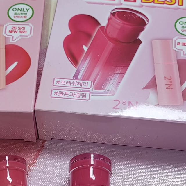 @juape_love on Instagram: "#광고#올영픽#올리브영추천템#올영필수템#러브버블컬렉션#롱웨어링파운데이션미니

이번달 올영픽♡투에이엔 콜렉션
21호 피부에 어울리는 색상으로 픽!
틴트는 미니사이즈까지 완벽♡
여름부터~가을까지~무난하게♡"