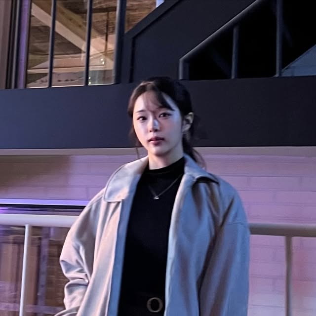 수빈 | 에스링 on Instagram: "솔직히 고급스러운데 귀여운 거 흔치 않다?
✔️아이러니포르노화이트라인 #협찬

소프트한 재질의 이 스웨이드 자켓은
클래식하면서도 카라넥이 귀여워요🩶

안쪽 내부 포켓으로 수납력도 높고
요즘처럼 쌀쌀한 날씨에
이너 외투로 하나 걸치기 딱이에요😆

투버튼 소매 스냅이라
다양한 스타일 연출하기에 좋은데
막 걸쳐도 무드있는 컬러라 이뻐요😘

#IRONYPORNOWHITELINE #남여공용자켓 #자켓 #레더자켓 #스웨이드자켓 #아우터 #스웨이드 #데일리룩 #자켓추천 #JACKET #LEATHERJACKET  #SUEDEJACKET #アウター #レザージャケット #スエードジャケット #デイリールック"
