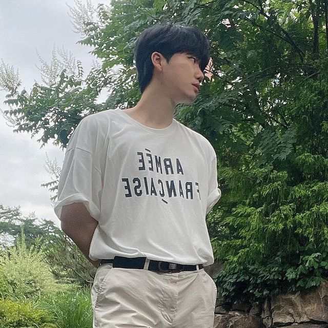 Heun on Instagram: "#협찬 덥고 습한 요즘 날엔, 카네이테이 반팔 티셔츠가 필수🥰 깔끔한 레터링과 부드러운 면단이 장점이라구요🙂 #카네이테이 #kaneitei #반팔 #반팔추천 #티셔츠 #티셔츠추천"