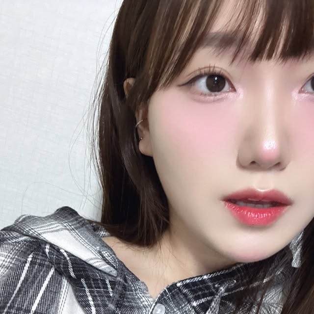 프루 ꒰✿ᐡ⸝ɞ̴̶̷ ·̮ ɞ̴̶̷⸝ᐡ꒱ on Instagram: "#제공 @vivabrown_official 저 체크 오랜만에 입어봤는데, 힙하면서 커염지죠(강요) 제가 153 / 43으로 이번에 살이 조금 더 붙었는데, 공용이라 오