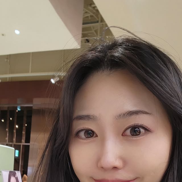 @jhslaaa on Instagram: "#광고
더현대 #투에이엔 팝업에 다녀왔다🤍✔️
너무너무 이쁘게 꾸며져 있어서 일단 기분에 좋았고 실물로 영롱한 펄들을 보니 다 사고싶었달까🙃🙂 
특히 쿨톤 웜톤들이 사용할수있는 제품들이 다양하게 많았다🖐🖐❤️
섀도우팔레트에도 꼭 보면 버릴 색이 두어개씩 있지않나 그런데 투에이앤섀도우는 정말 모든 색을 다 데일리로 쓰기 좋고 펄이 진짜......미쳐버렸다
새로 나온 신상들도 구경하고 좋았던 시간😘👏

#2an#투에이엔팝업#걸스나잇컬렉션#듀얼치크#베러미아이팔레트#퓨어글래시하이라이터#더현대#더현대서울#더현대팝업#더현대비클린팝업#비클린팝업#팝업추천#팝업스토어#연말데이트"