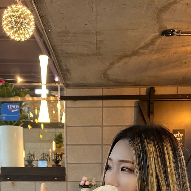 지 현 ᴊɪ ʜʏᴜɴ on Instagram: "#협찬 아니 9월인데도 더운거 실화야?🫠 더워서 야외에서 못놀아⌓̈⃝ 그래서 실내 애견 동반이 가능한 성거에 있는 카페 #메가트라움 다녀왔띠룽 여긴 특이