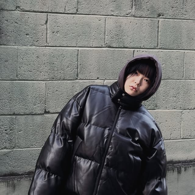 핸쟝 on Instagram: "#광고 레더 러버의 겨울나기. 

스탠다드에러의 오버사이즈 하프넥 패딩, 한겨울에 딱일 거 같아요
차이나 카라에 투버튼이 포인트랍니다-❄️ 

100% PU로 은은한 무광까지 입쁘게 빠지셨어 아주.

@standarderror_official ✔️

#스탠다드에러  #STANDARDERROR #남여공용패딩 #패딩 #패딩점퍼 #레더패딩 #오버핏 #헤비아우터 #아우터 #레더 #데일리룩 #패당추천  #Padding"