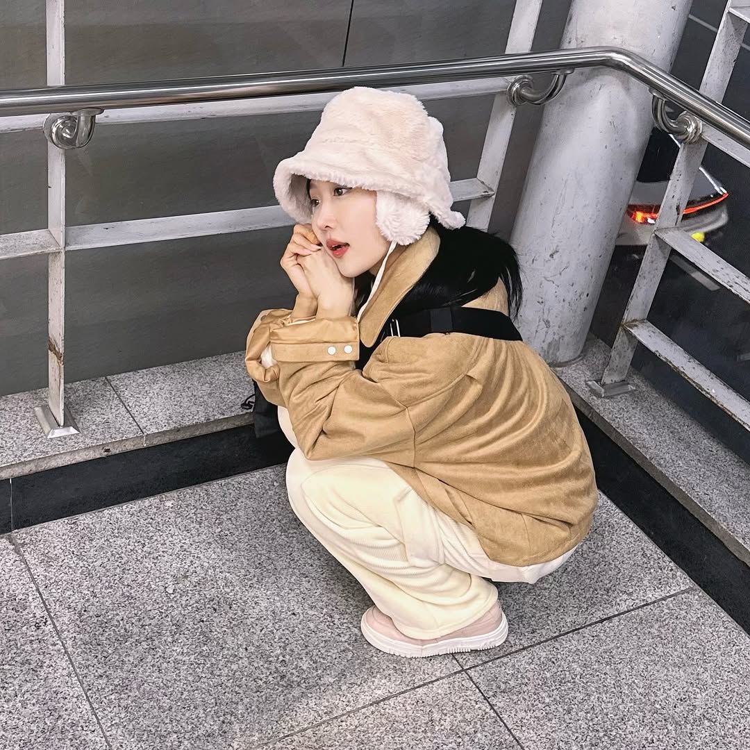 뉴욕 디자이너•모델 햐씬이 말아주는 패션•뷰티 꿀팁 | 👉🏻군밤 5알ㅇ ㅔ 일마넌. 👉🏻붕어빵 5개 이마넌. 군밤미 조큼 퍽 .퍽. 하지마는 물이랑 잡소 ㅏ면 도ㅣ. 물ㄲ ㅏ 가 올라서 양 해 부타캅ㄴ ㅣㄷ ㅏ. —————————————————- ✨요즘 내 최애 가방이랑 폭닥한 스웨이드... | Instagram