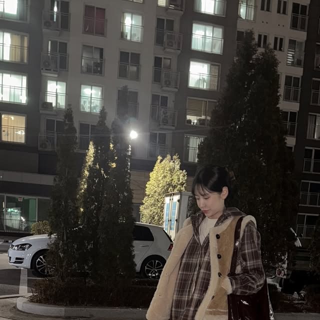 리미츄 on Instagram: "#광고 나도 웜톤이 어울렸으면 죠켔더서 모카브라운 체크셔츠에 갈갈이로 입고 갈갈이 갱얼쥐도 함께🐶 . . . #광고#셔츠 #셔츠추천 #긴팔셔츠 #크롭셔츠#후드셔츠#