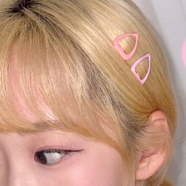 하은 HAEUN on Instagram: "#광고 #제품제공 @2an_official 

복숭아 빛 낭낭한 예쁜 아가들🪽
투에이엔 화장품 이번에 처음 써보는데 색 너무 맘에 들어요🫢
얼마전에 퍼스널 컬러 뉴트럴로 진단 받고 화장품 유목민 되어있었는데
쿨톤 핑크부터 웜톤핑크까지 다양하게 있어서 나의 레이더에 딱 걸리심💗
영접한 이후로 요즘 이 조합만 쓰고 다니는 중˚ෆ*₊

제가 쓴 아가들은
♡ 롱 웨어링 파운데이션 [미니] • 20 복숭아
♡ 컬러 플레이 듀얼 라이너 • 베베핑크
♡ 배러 미 아이 팔레트 • 16 버블캔디
♡ 듀얼 치크 • 17 버블 하트
♡ 퓨어 글래시 하이라이터 • WH01 프로스티 / ND02 클리어
♡ 글레이즈 바운싱 틴트 • 02 로지모카 / 05 버블리 / 15 피치버블 

이 조합 쿨톤 + 웜 1방울 = 딱 뉴트럴.

지금 올리브영에서 만나요 ଘ(´•3•)⊃━☆
.
.
.
#올영픽 #올리브영추천템 #올영필수템 #러브버블컬렉션 #롱웨어링파운데이션미니 #컬러플레이듀얼라이너 #2an #투에이엔"