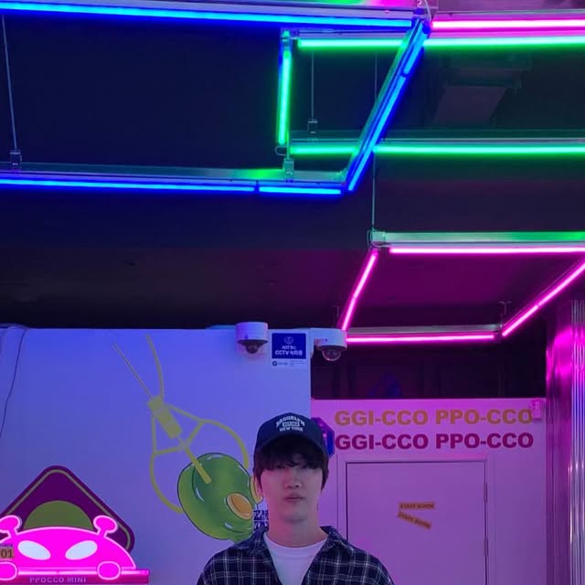 아리까리그란데 on Instagram: "#광고

자연스럽게 흐르는 실루엣, 입체적인 벌룬핏이 매력적인 데님 팬츠.
부드럽고 탄탄한 원단에 빈티지한 캣워싱까지 더해져
스타일과 편안함을 모두 챙긴 데일리 데님.
미니멀한 무드에 YKK 지퍼 디테일까지,
오늘 룩에 감각을 더해보세요.
col.87-STAN047 벌룬핏 워싱 와이드 데님팬츠 빈티지그레이

볼캡 하나 딱 얹어주면 힙해지는 매직-✨

#스탠다드에러#데님팬츠#데님추천#데일리룩#코디추천#바지#팬츠#데님#빈티지팬츠#워싱데님#코디추천#빈티지팬츠#DenimPants #Pants#Denim #STANDARDERROR"