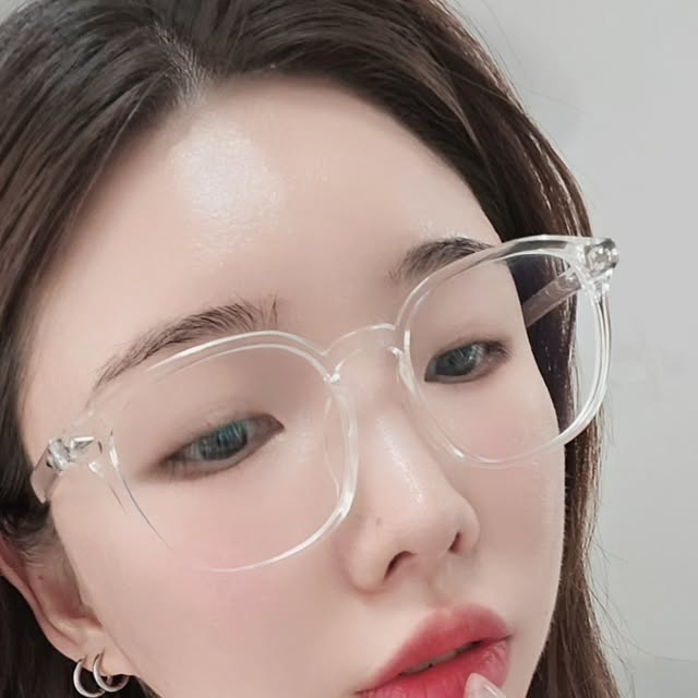 홍재연 on Instagram: "#광고
패키지에 반하고, 텍스처에 반하고, 결과에 반해버린
<나틴다 매직타투 트윙클 립스틱>
.
투명한 립스틱 안에 펄이 들어있어 영롱함 그 자체!!
이 투명함이 신기하게도 개개인의 입술의
체온과 수분에 맞춰발색이 되는데,
입술에 착색되어 오래가는 선명한 컬러까지👍
.
컬러가 오래가고 지워지지않아서
베이스 립으로도 찰떡인 륍스튁💄
쌩얼에 바르기에도 너무 좋더라구요:)
.
입술 자주 갈라져서 뜯는 나에게 립이기도 하면서 보습까지되는 립밤의 기능까지 탑재된 꿀템!!
신세계백화점(온라인)에 입점되어있어요🫶
.
#나틴다 #나틴다매직타투트윙클립스틱 #트윙클립스틱 #매직립스틱 #반전립스틱 #착색립스틱 #지속력좋은립스틱 #타투립스틱 #쌩얼립스틱 #여름립스틱 #립스틱 #lipstick"