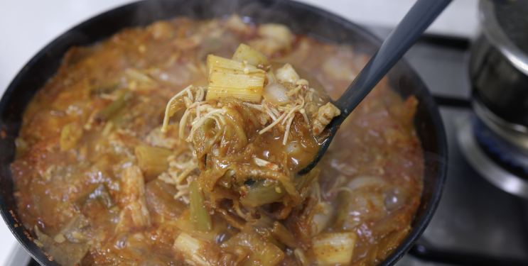 온 가족이 좋아하는 돼지고기 김치찌개 레시피, 집에서 쉽게 만드는 방법!