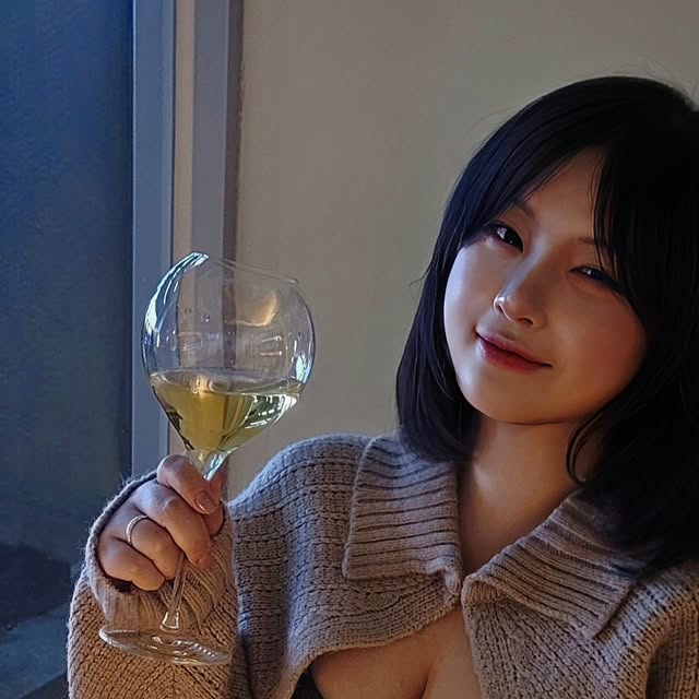 빼어날 秀 보배 珍 on Instagram: "#협찬 압구정역에서 도보 8분 이내 거리에 위치한 여유롭고 고즈넉한 와인 아지트, #뱅글루 를 소개합니다! 입구부터 즐비한 와인병들이 문을열고 들어서는 그