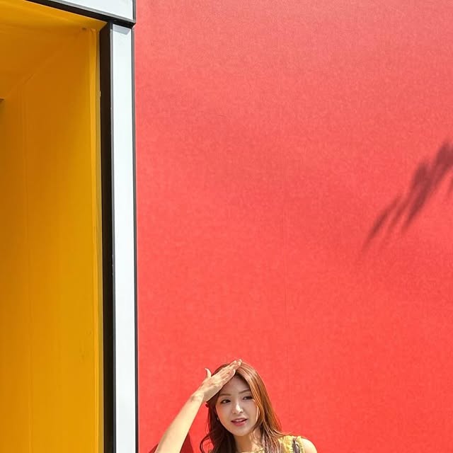 Hye Ni on Instagram: "#광고 @2an_official 

🎀For light & Bright🎀
투에이엔 제품들로만 메이크업하는 요즘🫧
이번 올영픽 #투에이엔 신상이 나왔대요 •_< ♥

💗 러브버블 듀얼 치크
코랄빛 + 은은한 핑크 조합이라서 단독으로 써도 예쁘고 섞어서 
발라도 자연스러운 생기 💕
발색이 맑고 투명해서 뭉침 없이 은근하게 올라와요!

💗퓨어 글래시 하이라이터
은은한 샴페인빛이라 포인트 부분에 올리면 얼굴이 확 살아나요
저만의 TIp 🌟눈두덩이에 포인트로 얹어주니까 글리터 펄감이 
은근 반짝여서 아이메이크업 완성도가 확 올라가더라구요 ✨
과하지 않아서 데일리 글리터로 짱🦦🤍

💗컬러플레이 듀얼라이너
소프트 브라운 + 글리터 조합이라 아이라인도 부드럽게 그려지고 눈 앞머리나 언더 포인트 주기에도 최고 ✨

💗립
은은하고 뽀용한 복숭아립처럼 발리고 데일리용으로 딱 좋아요🫧
촉촉하면서 컬러감은 선명하게 올라와서 사계절 쭉 사용 가능!
🌟저는 레이지,캔디츄 추천 🪽
뉴트럴/쿨/웜 다 잘어울릴것 같아요🖤

#투에이엔 요즘 왜 올영픽으로 뜨는지 직접 써보니 알겠더라구요 
제품들이 피부톤 상관없이 자연스럽게 어울릴것 같아요~♥‿ ♥ 
은은+러블리 무드 원하시는 분들 꼭 써보세요❣️"