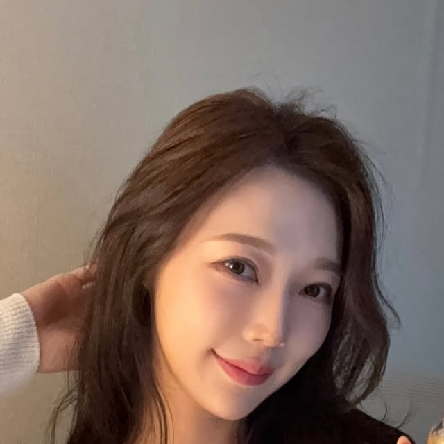 은지 on Instagram: "#광고
요즘 제 나이트루틴에 빠지지 않는 앰플👩🏻‍🔬🌙🛀✨
아무리 관리를 해도 이미 있는 주름은 잘 안 옅어져서 효과 좋다는 제품들 다 써봤는데,
그 중 약국에 입점했다는 제품이라 신뢰하고 써봤어요 🩵💜
실리프팅 앰플로 새로 런칭한 제품! 리프팅, 주름개선에 효과 좋은 제품으로
재구매율이 90프로 이상이라고 하네요! 제형도 끈적이지 않고 요즘같은 환절기에 나이트루틴으로 딱이에요 🫶🏻✨
목주름에 좋다고해서 꾸준히 발라주려구요 🙂‍↕️✨

#협찬 #루미실앰플 #목주름앰플 #팔자주름앰플 #주름개선 #안티에이징 #리프팅 #실리프팅 #앰플추천 #기능성화장품"