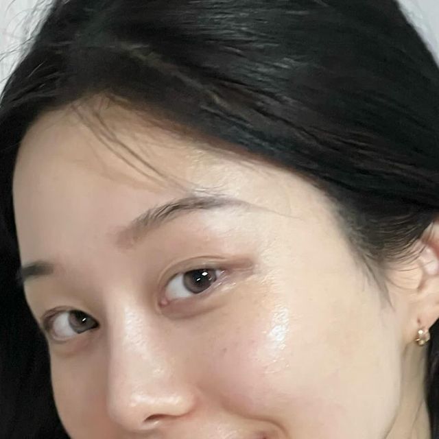 ෆ Lynda  ෆ on Instagram: "#광고 
피지&흔적 잡는 핑크알로에 토너 출시 
🩷에이프릴스킨 - 핑크알로에 비타토너🩷

1. 트러블* 피지 흔적** 케어에 강한 이유
일반 알로에 대비 진정 성분이 198% 더 높아진 핑크 알로에 함유
정제수 대신 핑크알로에 80% 함유된 수분진정 토너 (핑크알로에: 알로에베라잎수)
여드름성 피부도 사용 적합한 저자극 토너

2. 트러블* 피지 흔적** 첫 단계 케어
Point 01. 핑크알로에 80% 함유! 토너지만 에센스급 함유량, 핑크알로에를 통째로 넣은 진정 토너
Point 02. 과다 피지로 인한 문제성 피부, 세안 후 첫 단계부터 방어하는 진정 토너

3. 속부터 겉까지 트러블* 잡는 8겹 진정 레이어링
- ��끈적임 없는 산뜻한 워터 타입 토너
- ��뾰족캡으로 손에 닿지 않고 유효성분을 바로 흡수시키는 특수캡
- ��저자극테스트 완료! 민감 피부도 안심하고 사용할 수 있는 약산성 저자극 토너

에이프릴스킨 🩷핑크알로에 비타토너 🩷첫 출시! (250ml / 모든 피부용 )
- 산뜻한 제형에 촉촉한 사용감,핑크알로에 80% 함유로 핑크알로에를 통째로 넣은 진정 토너
- 트러블* 피지 흔적** 방어 토너 / 속부터 겉까지 트러블* 잡는 8겹 진정 레이어링이 가능!
- �흡토부터 토너팩까지 200% 활용 가능, 뾰족캡으로 손에 닿지 않고 유효성분을 바로 흡수시키는 특수캡
- �민감 피부도 안심하고 사용할 수 있는 약산성 저자극 토너, 저자극 테스트 완료된 여드름성 피부 사용 적합 제품
(트러블*: 피지, 유분, 화이트헤드, 블랙헤드, 잡티흔적 / 흔적** : 색소침착, 일시적인 붉은기)
구매는 여기서📌 https://aprilskin.com/product/detail.html?product_no=1316
-
@aprilskin_korea
#에이프릴스킨  #핑크알로에 #핑크알로에토너 # 비타토너 #토너 #스킨 #저자극토너 #진정토너 #약산성토너 #피부진정 #피지 #피지제거 #알로에 #데일리토너 #토너추천 #피지개선"