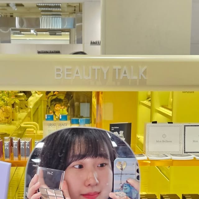 뇽뇽 ¤ 수도권 핫플 🖼 on Instagram: "#광고 현재 더현대에서 투에이엔 팝업 진행중 ❤️

12/5~12/12 기간동안만 진행하는
더현대 비클린 팝업 ‼️

투에이엔이 입점하면서 최대 40% 할인가로
만나볼 수 있는 절호의 기회인데요 🥹

시딩키트부터 투에이엔 베스트 제품들까지
몽땅 받을 수 있는 쿠폰팩과 더불어
룰렛이벤트로 대박 상품 받아가실 수 있답니다 🫶🏻

또한 팝업에서 제품 구매하신다면
본품을 받아가실 수 있는 스쿱이벤트도 있는데요 ✌️

뇽뇽이는 본품 무려 4개나 가져와버린..
제가 산 금액만큼 받아갈 수 있었어서
완전 대혜자 팝업이었어요 👍

블러셔부터 아이섀도우, 틴트까지 하나같이
다 너무 이쁜색감으로 가득하니
올 겨울 화장품 장만 투에이엔에서 하세요 🎁

📍여의도 더현대 투에이엔 @2an_official
✔️ 지하2층 비클린 팝업스토어"