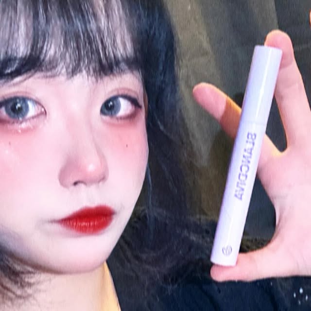 박엉대 on Instagram: "#광고 [블라디바] 컬 부스터 마스카라

더운 요즘 날씨 고정력 짱짱한 화장품들이 진짜 필수인데
요 아이는 14시간이 지나도 지속력 완전 짱짱👍🏻

촉촉한 텍스처가 바르는 순간 빠르게 픽싱되어 가닥가닥 선명한 속눈썹 연출 가능해서 가닥 손눈썹이 따로 필요가 없답니다 ㆅ 

번짐이나 가루날림없이 깔끔한 3중 프루프 마스카라로 워터파크나 물놀이 갈 때도 완전 강추해요!

속눈썹 구조를 고려한 영양 성분 함유로 탄탄하고 윤기 있게 케어해주기때문에 걱정 없이 사용 가능하답니다☺️

블랑디바에서 새로 런칭한 마스카라로 8월 17일까지 런칭 혜택 받을 수 있으니까 다들 언넝 쟁이러 가보자고~❣️

#마스카라 #마스카라추천 #블랑디바마스카라 #컬부스터마스카라 #마스카라추천 #워터프루프마스카라 #번짐없는마스카라 #블랙마스카라 #가닥속눈썹"