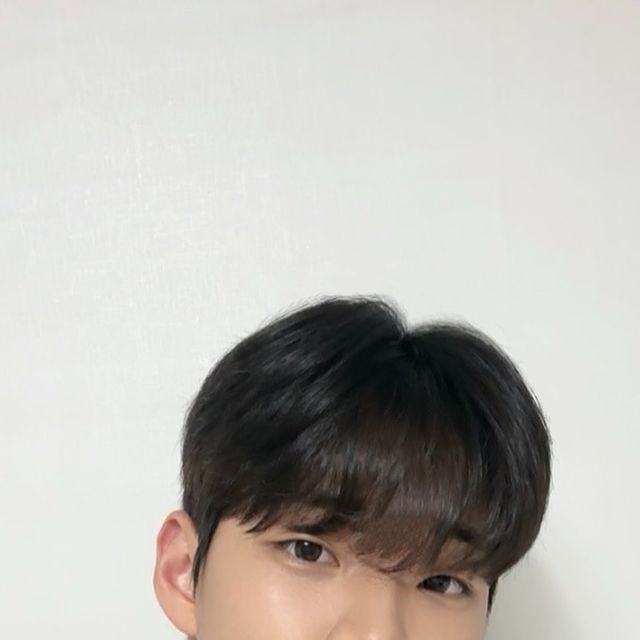 이윤수 on Instagram: "⭐️ 

[아이러니포르노 86-IRO317 [워셔블] 펀칭 오픈 브이넥 니트]

여유로운 오버핏 실루엣
통기성이 좋아 여름에도 시원하게 착용 가능!!
형태 변형이 적은 촘촘한 짜임 ( 세탁도 편리함! )

#아이러니포르노화이트라인  #아이러니포르노 #남여공용  #데일리룩 #니트 #KNIT #워셔블 #니트추천 #펀칭니트"
