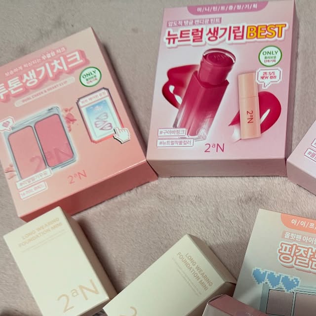 먹대리 on Instagram: "#광고 #올영픽 #올리브영추천템 #올영필수템 #러브버블컬렉션 #롱웨어링파운데이션미니 #컬러플레이듀얼라이너

@2an_official 

🎀 For light & Bright ⋰˚☆ 🎀
투에이엔 8월 올영픽 추천템 소개해요✨

이번에 픽한 제품들은 ✔️
	•	투에이엔 듀얼치크 14 러브큐 : 부드럽게 블렌딩되는 러블리 무드 블러셔 🍑
	•	투에이엔 글레이즈 바운싱 틴트 5호 버블리 : 촉촉하면서도 탱글한 발색감으로 데일리 립 완성 💋
	•	투에이엔 베러미 아이팔레트 디어미 & 페어리 : 부드럽고 맑은 무드부터 은은한 포인트까지 가능한 팔레트 ✨
	•	투에이엔 글레이즈 바운싱 틴트 9호 캔디츄 : 달콤한 MLBB 느낌으로 분위기 업 ⬆️
	•	투에이엔 롱 웨어링 파운데이션 19호 : 얇게 발리면서도 커버력과 밀착력이 뛰어나 데일리 파데로 딱! 🎨
	•	투에이엔 퓨어 글래시 프로스티 : 은은하게 빛나는 글로우로 얼굴에 생기 더하기 🌟

올리브영 매장 방문해서 직접 체험하고 데려온 아이들이라 만족도 최고였어요🙌
여름에도 무너지지 않는 베이스 + 생기 있는 포인트 컬러 찾으신다면 투에이엔 라인업 추천합니다!"