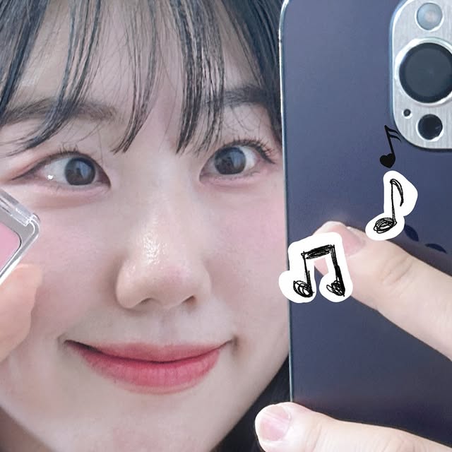 🌷ᴹᴵᴺ ᵞᴼᵁᴺᴳ ⋆◡̎⋆ on Instagram: "#제품제공 ♡ 

투에이엔 8월 올영픽 & 러브버블 컬렉션 🫧
8월 신상 핑크로 물들인 투에이엔 
제품들을 사용해 보았어요 ♡𓈒 ཾ 𓈒

( 베이스 )
💖 롱 웨어링 파운데이션 미니 ( 19 페일베이지 )
ㅡ 파운데이션은 큰용량 사면 다 못쓰고
  버리기도 하는데 요렇게 앙증맞은 미니파데가
  출시되었어요 😚 촉촉하고 얇게 펴져서
  산뜻하고 뽀용한 피부 완성 ✔️

(색조)
💖 베러미 아이팔레트 ( 16버블캔디 )
ㅡ 완전 핑크복숭아 그자체 ✨
뉴트럴한 핑크컬러라 웜,쿨 상관없이 
사랑스럽고 화사한 메이크업이 완성된답니다

💖투에이엔 컬러 플레이 듀얼라이너
 ( 02 베베핑크) 
ㅡ 펄라이너와 음영라이너의 만남 𖤐 ༘⋆ ꙳
 핑크 펄라이너로 다크서클을 샥 가려주고
  음영라이너로 애교살을 완성! 
  펄이 날리지않고 부드럽게 발려져서 좋았어요 ♡ 

💖 듀얼치크 ( 16 핑크텐션)
 ㅡ 두가지 색상이 있어서 조합해서 쓰기좋았고,
가루날림도 적고 부드럽게 발색되었어요 ♡ 
무엇보다 색상이 정말 미쳤어요 ✨
바르자마자 피부에 형광등 켠 느낌 🫧✨

💖 퓨어 글래시 하이라이터 ( ND02 클리어) 
ㅡ 색상이 정 ~ 말 다양해서 고르기힘들었던
  글래시 하이라이터 🫧 제가 고른색상은
  은은한 핑크펄 색상인 클리어예요!
 부담스럽지 않고 잔잔하게 데일리 메이크업
  으로도 딱 이랍니다 𖤐 

( 립 )
💖글레이즈 바운싱 틴트 ( 04피치슈, 08로즈문)
 ㅡ 저는 두가지 색상을 조합해서 사용했어요 ✔️
 글레이즈 틴트는 발색이 약해서 잘쓰지 않았는데
  요제품들은 바르고 조금있으니 
  은은하게 색이 올라오면서 탱글탱글한
  입술표현이 가능해서 200% 만족한 제품이랍니다♡ 

🫧💖 색조맛집 인정 인정 ❤︎ꔛ❜
올리브영에서 투에이엔을 만나보세요 ✔️

#광고#올영픽#올리브영추천템#올영필수템
#러브버블컬렉션#롱웨어링파운데이션미니
#컬러플레이듀얼라이너"