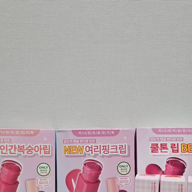 맛있는게 최고 on Instagram: "#광고 #올영픽 #올리브영추천템 #올영필수템 #러브버블컬렉션 #롱웨어링파운데이션미니 #컬러플레이듀얼라이너 #뷰티 #뷰티스타그램

신상품 출시된 투에이엔
펄 맛집이라 셰도우와 하이라이터 자주 샀는데
이번엔 새로운 바운싱 틴트와 컬러 플레이 듀얼 라이너, 
롱 웨어링 파운데이션 제품이 새로 나왔더라구요!!

저는 그 중 틴트 시리즈와 듀얼 라이너를 구매해서 왔답니다

듀얼 라이너 하나는 부드럽게 눈밑 애교살 그림자 넣기 좋고 하나는 컬러있는 라이너로 색을 넣기 좋아서 만족!!

틴트도 기획 제품까지 모두 데려왔는데 자연스럽게
입술에 생기를 넣어줘서 만족스러워서 종류별로
하나씩 모두 데려왔답니다

펄 맛집인 줄 알았는데 다른 제품들도 색상을 자연스럽게 잘 내서 넘 만족스럽게 사용중이에요😁
펄 뿐 아니라 자연스러운 색감 맛집으로도 추천합니다!!"