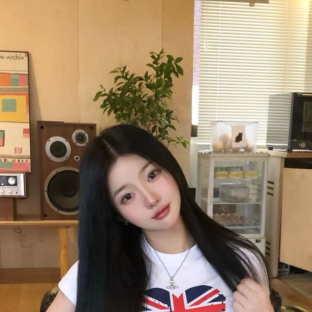 현명 on Instagram: "흐린 날씨엔 흰옷 입어주세요 🫧🤍 @michiko_london_kr @shopcider_kr"
