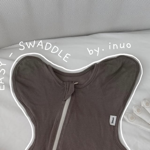 워니니홈ㅣ집꾸미기 • 육아일상 on Instagram: "#광고

아이누오 속싸개를 소개드려요.

모로반사를 잘 잡아줘서 깊은 잠을 자고, J형 지퍼 덕분에 기저귀 갈기도 훨씬 수월해요.

지퍼에 보호대가 있어서 피부 쓸림 걱정도 없고, 뒤쪽에 손을 꺼낼 수 있어 손 교감이나 손톱 정리할 때 유용해요.

소재도 부드럽고 통기성 좋아서 태열 걱정 없이 안심하고 입힐 수 있어요.

하루하루 자라는 우리 아기, 아이누오 속싸개로 더 편안한 밤을 선물해 주세요.

📍 𝐭𝐡𝐚𝐧𝐤𝐬 𝐭𝐨 @inuo_inuo 

#광고 #스와들 #아이누오 #속싸개 #모로반사 #출산선물 #속싸개추천 #모로반사방지 #육아선물 #육아템 #inou #육아"