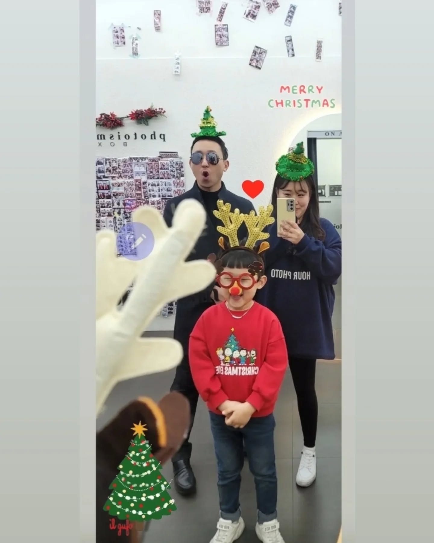 🎄 #함께있을때빛나는우리
셋이 아닌 넷 #함께라서행복

뱃속에 16주된 우리 #둘찌 #또복이 와 
넷이서 함께 보내는 #크리스마스 
넘나 행복해😊❤❤

귀요미 우리 루돌프
너무 귀여옹😘
.
.
.
#메리크리스마스
#해피성탄절 
#가족사진