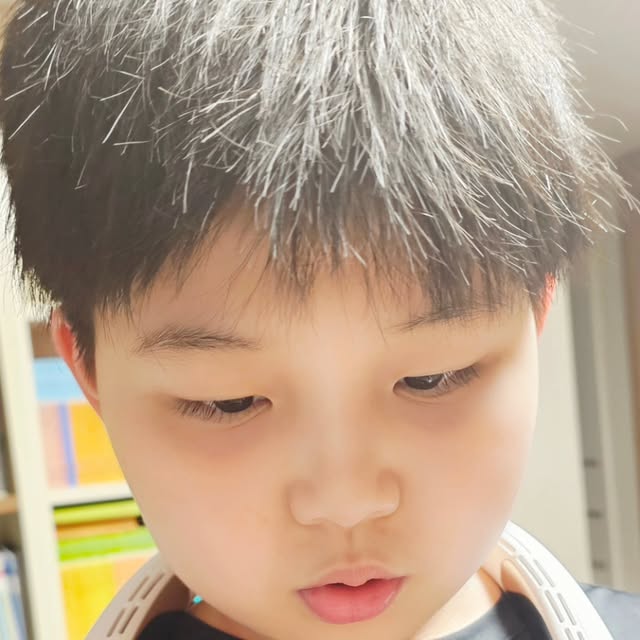 주주파파😘 on Instagram: "#광고 #SMIRIA넥풍기

☀️ "아이고 덥다 더워!" 소리가 절로 나오는 요즘! 🥵
봄은 어디 가고 벌써 여름이 성큼 다가온 거 실화?! 
낮 기온이 초여름 날씨라 벌써부터 후끈후끈 🔥 
이러다 한여름엔 어쩌나 걱정 많으시죠? 
저도 매년 여름 더위와의 전쟁이었는데… 
드디어 올여름 꿀템을 찾았어요! 
바로 SMIRIA 넥밴드 선풍기!!! 🌬️

손에 들고 다니는 미니 선풍기는 아무리 편해도 계속 들고 있어야 하니 은근 불편했는데, SMIRIA 넥밴드 선풍기는 목에 쓱~ 걸면 끝이라 세상 편하더라고요? 🤩 
SMIRIA 넥밴드 선풍기는 진짜 여름 필수템이에요!

⚡️ C타입 충전이라 간편하게 충전해서 쓸 수 있고요, 무엇보다 대박인 건 접촉식 냉감 기능! 
목에 닿는 순간부터 시원함이 쫙~ 퍼져서 더위가 싹 가시는 느낌?! ✨ 
게다가 풍량도 다른 제품보다 3배나 강력해서 진짜 시원해요! 머리카락 끼일까 봐 걱정하는 분들 많으시죠? 
머리카락 끼임 방지 설계까지 되어 있어서 안심하고 쓸 수 있답니다!

🤫 저소음 설계 덕분에 조용하게 시원함을 느낄 수 있고, 배터리 용량도 넉넉해서 한 번 완충하면 최대 10시간까지 사용 가능하다고 해요 (단계별 상이)! 
옆면에 LED 디스플레이로 배터리 잔량이나 풍량 모드를 한눈에 확인할 수 있는 것도 완전 센스만점! 👍

무게도 약 270g으로 초경량이라 목이나 어깨에 부담 없이 하루 종일 착용하고 있어도 괜찮더라고요! 

특히 저희 집 열 많은 꼬맹이들👦👧 목에 걸어주니 "시원하다~" 하면서 너무 좋아해요! 

풍향이랑 착용 각도도 자유롭게 조절돼서 남녀노소 누구나 편하게 쓸 수 있는 SMIRIA 넥밴드 선풍기! 
올여름 저희 가족 더위 사냥꾼은 바로 너닷! 🔫 
진작 알았으면 작년 여름에 덜 고생했을 텐데… 후회 막심이에요 😭 특히나 열이 많아서 여름엔 항상 투블럭으로 밀던 첫째 아들에게는 진짜 효자템이 될 것 같아요! 
올여름은 SMIRIA선풍기 덕분에 시원하게 보낼 수 있을 것 같아 벌써 든든하네요! 💪

@smiria_official
.
.
.
.
#SMIRIA선풍기#넥풍기#넥밴드선풍기#목걸이선풍기#선풍기#선풍기추천#휴대용선풍기#충전식선풍기"