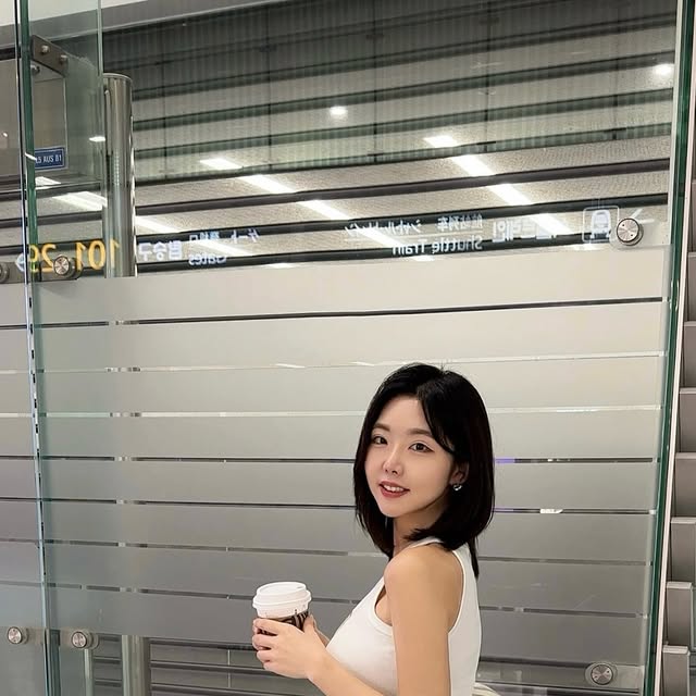 린 on Instagram: "#광고 @standarderror_official 힙부터 밑단까지 자연스럽게 훌~ 💙 부드러운 터치감, 견고한 원단, 캣 브러쉬 워싱… YKK 지퍼까지 완벽한 디테일! 빈티지 블루 #와이드팬츠 , 요즘 내