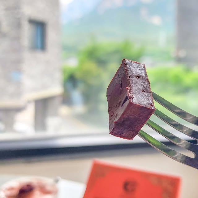 루쓰 | 뷰티 | 여행 | 일상 | 맛있는거 ❤️ on Instagram: "#광고
손끝에서부터 고급짐이 느껴지는
[메이커스초콜릿] 밀크 빈투바 생 파베 초콜릿 🍫💛

요즘 제 저속노화 간식은 이걸로 정착했어요
정제당 NO! 첨가물 없이 만든 비정제당 수제 초콜릿이라
먹을수록 더 건강하게 느껴지는 단맛이에요🤎

📌 딱딱하지 않고, 한입 베어무는 순간
꾸덕한 텍스처가 부드럽게 녹아내리는 이 감성...
단맛은 과하지 않고 은은해서 매일 하나씩 꺼내 먹게 돼요.

📍 저는 당 보충이 필요할 때,
운동 후 또는 책 읽을 때 한 조각씩 꺼내 먹는데
초콜릿이 주는 그 깊고 정직한 풍미 덕분에
진짜 힐링되는 느낌이랄까요? 🧘🏻‍♀️✨

기성 초콜릿과는 확실히 다른…
은은하게 퍼지는 달콤쌉싸름한 여운에
요즘 하루 한 조각은 무조건이에요 💬

선물용 패키지도 너무 예뻐서
가족이나 친구한테 마음 전할 때도 좋아요 🎁

#수제초콜릿 #감성간식 #건강간식 #초콜릿추천 #디저트그램 #초콜릿선물 #정직한재료
#메이커스초콜릿 #빈투바 #생파베초콜릿 #마음챙김간식  #비정제당초콜릿 #힐링간식 
#메이커스초콜릿#빈투바초콜릿#생초콜릿#파베초콜릿#고급초콜릿#수제초콜릿#프리미엄초콜릿#선물용초콜릿#초콜릿선물세트#답례품#답례품추천"
