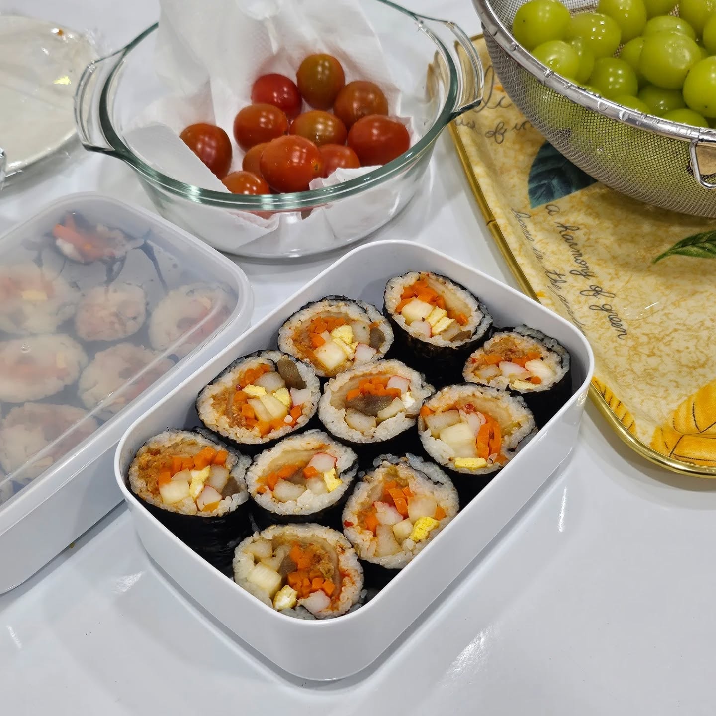 엄마가 어제 김밥 열줄 넘게 싸주고 갔는데,
아침에 일어나니 한줄도 안 남아있네 🫠🫠
#초딩 #중딩 둘이 두끼만에 다 먹음