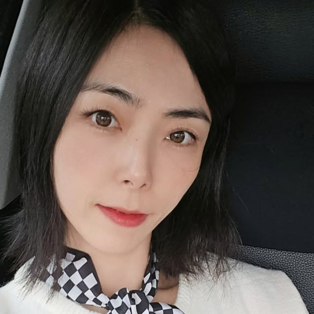 수원 ꨄ︎ ᗷY._.ՏᑌᗯOᑎ ❤︎+*☆𓂸ฅฅ on Instagram: "❤#광고 #쁘띠스카프 #스카프 #스카프추천
간편하게 스카프로 포인트하기 좋은 봄 스타일링 👍💜
ㆍ
ㆍ
♟ 심플함 속에 블랙의 세련되고 고급스러운 무드 ⁉️🌟
〰️ 차분한 블랙 톤의 유니크한 패턴 디자인의 스카프로
우아하고 고급스러운 분위기를 더해줘서 스타일링에
포인트를 주기 딱 좋고 목에 두르기 간편해요 🌝

🏷 체크 ➕️ 플라워 ➕️ 스트라이프 3종 구성 갓성비템🙊 

➰️ 컴팩트한 사이즈로 간편하게 휴대 용이함 ⭐️
➰️ 목에 두르는건 물론, 가방손잡이에 묶어도 예뻐요⭕️

✴️ 차르르~ 부드러운 소재로 민감한 피부에 착용해도
자극없이 편안하고 좋아요 ✔️ 🧡

📌 총 길이 86 cm × 폭 6.5 cm

🔻🔻🔻🔻🔻🔻🔻🔻🔻🔻🔻🔻🔻🔻🔻🔻🔻🔻

📍오르오 미니 쁘띠스카프 [ 3종 1 SET ]

⚫️ 폴리에스테르 소재 ✔

🎁 제품 #오르오 👉 

#봄스카프 #목스카프 #봄스타일링 #패션스타그램
ㆍ
ㆍ
🔱  업체로부터 제공받은 제품입니다  🔱"