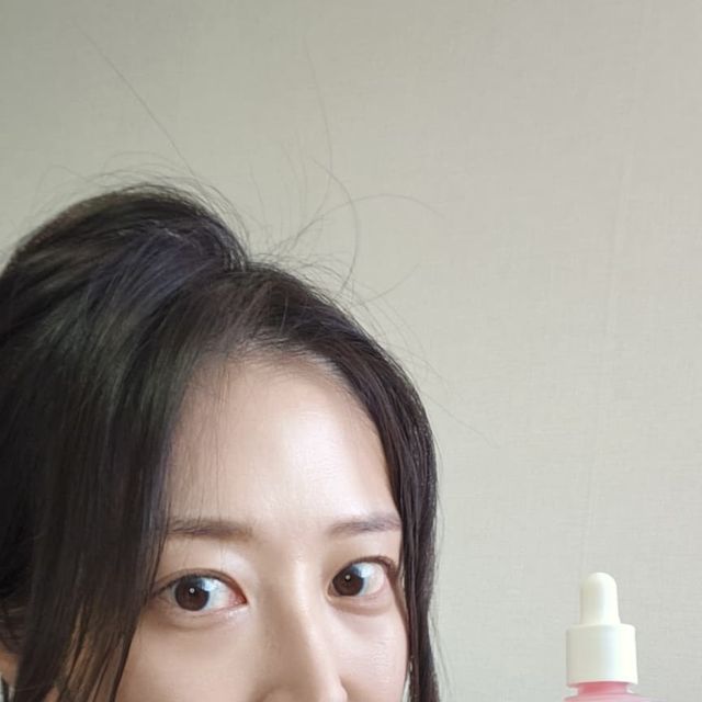 임소옥 on Instagram: "성분맛집 메디큐브에서 PDRN 핑크흔적 앰플 출시했다고 해서 저도 써봤는데요 🩷 핫 에스테틱 성분 ‘연어 PDRN 1%’를 핑크앰플 한 병에 담아 강력한 핑크토닝 효과로 최근에 야외활동이 잦아 자외선에 자주 노출 되어 생신 잡티도 옅어지는 효과를 느꼈어요. 제형 자체도 제가 싫어하는 끈적임 없는 농축 수분감과 빠른 흡수력이 좋았던 제형이었는데 피부 속부터 건강하게 차오르는 피부속광 모두 함께 요새 핫한 PDRN 앰플로 예뻐져봐요 😘

#광고#메디큐브PDRN#메디큐브PDRN핑크흔적앰플#핑크흔적앰플#PDRN#잡티세럼#잡티앰플#흔적앰플"