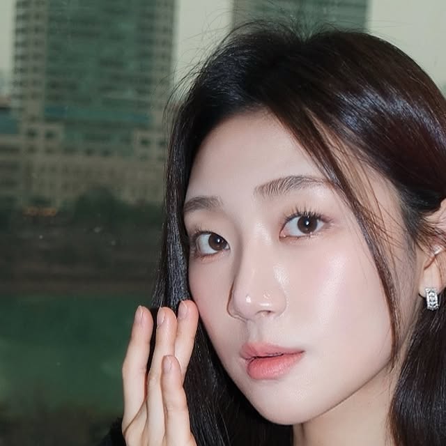 서지애 on Instagram: "#광고 @2an_official 

2025년 봄웜들 마음 녹이는 투에이엔 신상🌸
아이팔레트부터 하이라이터 치크까지 색조맛집 투에이엔이
봄웜들부터 뉴트럴까지 저격해서 일냈네요.. 물론 쿨톤도..
이번에도 2an과 함께하면서 저도 녹았답니다🥹
눈 깜빡하면 다가올 봄 투에이엔이랑 준비헤보세요🩷

#투에이엔 #블루밍가든 올영추천#봄메이크업 #섀도우팔레트추천 #하이라이터추천 #웜톤 #웜톤메이크업 #kbeauty #koreangirl"