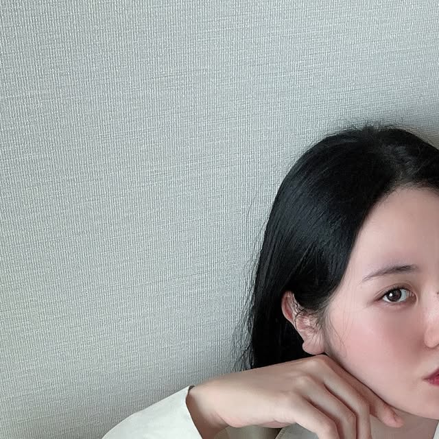 천하 on Instagram: "#광고
💨🌿🌼

미세먼지는 머리카락 굵기의 1/5~1/30 수준으로 작아 코와 기도를 거쳐 폐, 혈관까지 침투할 수 있습니다. 특히 **초미세먼지(PM2.5)**는 기관지뿐 아니라 심혈관계 질환, 호흡기 질환, 피부 트러블, 알레르기 등을 유발할 수 있어 매우 위험합니다.

그래서

1. 실내 공기질은 결코 안전하지 않음
•외부 공기 오염이 심한 날은 창문을 닫게 되며 실내에 오염물질이 갇히는 구조입니다.
•요리 연기, 반려동물 털, 먼지, 곰팡이 포자, 가스레인지의 가스까지 포함되어 실내 공기도 오염됩니다.

2. 미세먼지 차단 및 제거
•공기청정기는 HEPA 필터 등을 이용해 PM2.5 및 PM10까지 효과적으로 걸러줍니다.
•실내로 유입된 미세먼지나 실내에서 발생하는 유해물질을 24시간 정화해줍니다.

3. 호흡기 건강 보호
•어린이, 노인, 임산부, 알레르기나 천식 환자에게는 청정한 공기 환경이 필수입니다.
•공기청정기는 미세먼지를 걸러 호흡기 질환 악화를 예방하고, 수면의 질도 개선합니다.

4. 실내에서도 미세먼지 농도가 ‘나쁨’일 수 있음
•창문을 한 번만 열어도 외부 오염이 실내로 들어올 수 있기 때문에 실내 공기질 관리도 필수입니다.
•특히 미세먼지 고농도 시즌(봄철 황사, 겨울철 난방기 가동 시기)에 더 중요합니다.

이러한 가정에있는 전자제품을 사긴 부담스러운 분들 여우렌탈에서 대여하여 부담을 덜어주는 서비스가 있습니다~ 

#여우렌탈#공기청정기#미세먼지#코웨이 #코웨이공기청정기"