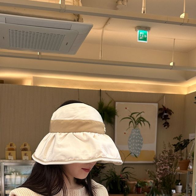 소탤리 | 캐주얼 페미닌룩 on Instagram: "#광고 태양 쨍쨍하게 내리쬐는 날에는 밖에 나가기 싫어지는데 커피 한잔 하고싶어서 안 나갈 수가 없었어요☕골프 치는 분들도 많이 쓴다는 버킷햇 하나 착용하고 냅다 동네 카페 다녀오기🤍

13cm나 되는 와이드챙이라 쌩얼로 나갔는데 아무도 모르고😁 얼굴 전체 가려줘서 자외선차단 + 다각도로 햇빛차단도 돼서 타지도 않을듯☀️이제 피부보호 신경 쓸 때니까~~~

땀나도 아웃도어 소재라서 통기성 좋아 깔끔하게 쓸 수 있을 것 같고 사이즈 조절은 벨크로로 할 수 있어서 편한 버킷햇👒 +모자끈 탈부착이라 바람 부는 날에도 걱정 없습니다🍃

돌돌 말 수 있는 모자라 가방에 넣어 다녔다가 해가 뜨거울 때 꺼내서 쓸 수 있으니까 휴대성도 좋아서 주변에서 탐내는 모자에요 무엇보다 사진📸찍을 때 얼굴 작아보이는 효과는 덤❤️ 

골프 하는 친구나 등산 가는 엄마한테 선물하기 딱 좋은 자외선차단 여름철 필수 아이템 찾았다✔️

#자외선차단모자 #햇빛차단모자 #와이드챙모자 #버킷햇 #라가앤미모자 #라가앤미자외선차단모자 #골프모자 #사과머리모자 #UPF50+ #아웃도어소재 #벨크로 #휴대성 #통기성 #돌돌말수있는 #휴양지룩"