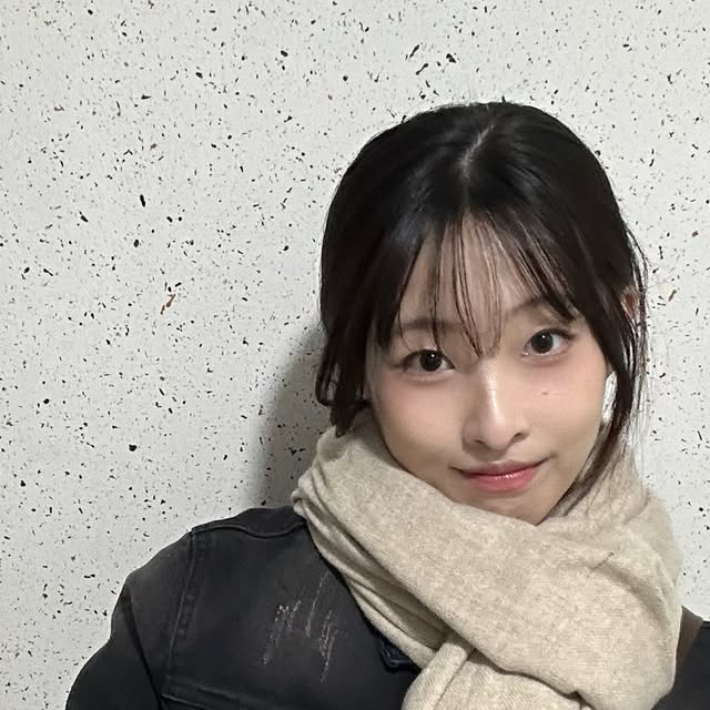 @long._.garden on Instagram: "#광고 @osawa_official 

따뜻한 색상의 브라운으로 뽀인트🤎
오늘도 귀여운 만두 크로스백이랑 멜크☃️
스트랩 폭이 넓어서 오랫동안 메고 있어도 어깨도 안아프고
수납 공간도 넓어서 마구마구 넣어다녔음요😁

👜OW-236 엘로아 레더 크로스백 (COCOA)

#오사와 #OSAWA #코디추천 #레더크로스백"
