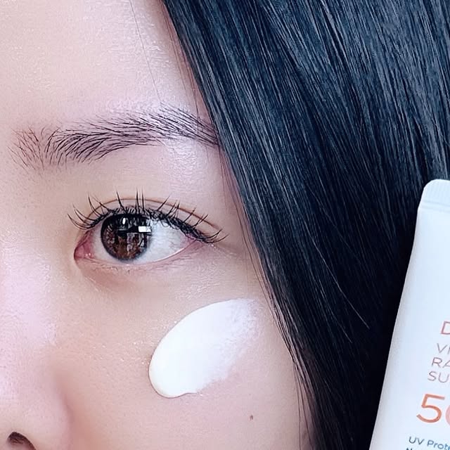 뷰티나는 수찌 💄 on Instagram: "#협찬 민감피부 데일리 선케어는 애스트라 #비타수분자차선크림 ☀️ 여러분… 선크림 유목민 여기 모여봐요 👀 제가 진짜 써보고 놀란 #애스트라 선크림을