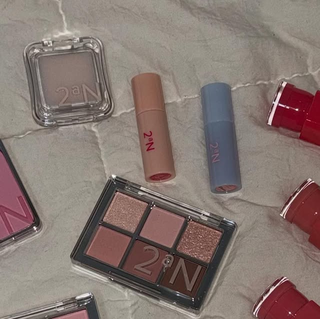 나영 on Instagram: "#광고 투에이엔 러브버블 컬렉션💗🍭

립💋
글래이즈 바운싱 틴트 3호 레이지, 15호 피치 버블,13호 잼잼

섀도우👁️
베러미 아이팔레트 16호 버블캔디

하이라이터✨
퓨어 글래시 하이라이트 1호 슈가 베일 

치크🎀
듀얼 치크 16호 핑크텐션

버블 컬렉션 하나 같이 사랑스러운 무드 ෆ 
여리여리한 핑크컬러들이 너무 예뻐요! 
립도 러블리한 컬러에 유리알 광으로 
데일리나 포인트 주고싶은날 쓰기 딱 좋은 느낌✨

8월 올영픽에서 투에이엔 신상 만나보세요!
#올영픽#올리브영추천템#올영필수템#러브버블컬렉션#롱웨어링파운데이션미니#컬러플레이듀얼라이너 
@2an_official"