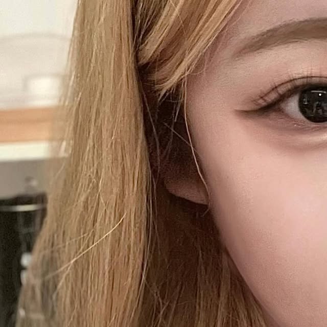 서윤 on Instagram: "너모 아름다운 #투애이앤 베러 미 아이팔레트
05 #디어미 💗 ˖࣪｡･:*:･ﾟ★,｡･:*:･ﾟ☆ 

데일리로 쓰기 좋은 무드있는 베이지 컬러인데 
웜쿨 상관없이 고급진냥이 메이크업할 때 너무 추천🐱

핑크베이지색 쉬머펄, 골드펄 구성 너무 조쿠
진한 갈색으로 아이라인 스머징 할 수 있어서 너무 좋았던 !! 

음영 위주로 메이쿠업하는 음영처돌이로써 버릴 색 하나 없었고 
6가지 구성으로 모든 메이크업 끝내기 가눙,,, 전반적으로 차분한 컬러로 #mood 까지 챙겨버리기 💗

#광고#투에이엔#블루밍가든#올영추천#봄웜#봄웜라#듀얼치크#하이라이터#2aN"