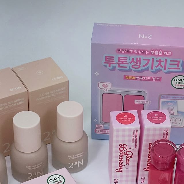 일상 소통기록👀 ̤̮ on Instagram: "#광고 투에이엔에서 러브 버블 컬렉션 신제품이 나왔어요 💕 생동감 있는 핑크 컬러와 투명한 발색, 가볍고 부드러운 텍스처가 포인트!

글레이즈 바운싱 틴트 15호 피치버블 , 16호 슈가버블이 새롭게 나왔는데 자연스러운 색감과 캔디광이 탱글한 입술을 만들어줘요 👄 듀얼 치크 17 버블 하트는 색조맛집답게 발색이 쨍해 아이돌 블러셔 완성이에요 ☺️ 듀얼라이너는 픽싱과 부드러운 발림성, 색감이 예뻤고 롱웨어링 파운데이션 미니는 휴대하기도 좋고 상아빛색상이 피부에 찰떡이였답니다👍🏻

#올영픽#올리브영추천템#올영필수템#러브버블컬렉션#롱웨어링파운데이션미니#컬러플레이듀얼라이너"