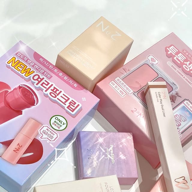 주연🌙 on Instagram: "#광고 #올영픽
투에이엔(2aN) ˖࣪｡･:*:･ﾟ★,｡･:*:･ﾟ☆
8월 올영픽으로 만난 투에이엔 러브 버블 컬렉션 !!
데일리부터 특별한 날까지, 뷰티 무드를 완성해주는 코덕들의 장바구니 필수템들 모아왔어요💕
-
-
💎베러 미 아이팔레트 #11 드리밍💎
소프트한 밀키 피치 톤으로, 봄 웜 라이트 피부에 찰떡!
은은하고 사랑스러운 피치 색감 여쿨 라이트도 소화 가능한 저채도 고명도 컬러 조합이 잘 짜여 있어 순서대로 쌓기만 해도 완성-!
-
-
💎롱 웨어링 파운데이션 미니 파운데이션 💎
촉촉하게 발리는데 픽싱은 확실!
뽀송-세미 매트 베이스로 여름 화장 무너짐 걱정 끝🔥
-
-
💎컬러 플레이 듀얼 치크💎
은은한 발색 + 부드러운 블렌딩 → 초보자도 손쉽게!
블러셔 하나로 분위기 체인지 가능 ✨
러블리 무드부터 데일리 무드까지 다 되는 치크
-
-
💎컬러 플레이 듀얼 라이너💎
애굣살, 트임, 음영까지 한 번에 완성👀✨
펄 날림 없이 깔끔하게 픽스 → 하루 종일 또렷한 눈매💎
-
-
💎퓨어 글래시 하이라이터💎
입체감 + 생기를 동시에! 얼굴이 살아나는 윤광 포인트 !
빛을 머금은 듯 자연스럽게 광채 표현 과하지 않고 은은해서 데일리로 쓰기 딱 좋아요 🌟
-
-
💎투에이엔 글레이즈 바운싱 틴트💎
촉촉한 광택감 + 글로스처럼 맑은 피니시로, 처음 바른 그대로 유지되는 착색력까지 장착!
✔️03 레이지 - 여린 쿨 누디 핑크라서 단정하고 깔끔한 분위기 연출 가능
✔️16 슈가버블 - 맑고 투명한 핑크 코랄 계열에 가까운 컬러 입술 본연의 톤을 살리면서도 청량하고 러블리한 분위기를 연출할 수 있어 데일리로 활용하기 좋음!!⭐️
-
-
-
 🎀 지금 바로 올리브영에서 만나요 ⋰˚☆ 🎀
-
#투에이엔 #2aN #올영픽 #올리브영추천템 #올영필수템 #러브버블컬렉션 #롱웨어링파운데이션미니 #컬러플레이듀얼라이너 #글레이즈바운싱틴트 #퓨어글래시하이라이터 #컬러플레이듀얼치크 #베러미아이팔레트 #협찬 #올리브영"