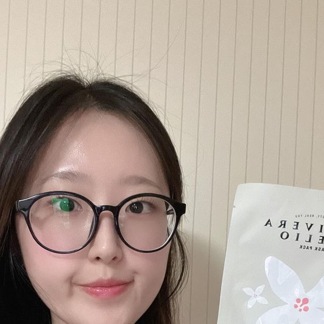 ෆ세화ෆ on Instagram: "#광고 더코스랩의 모이베라 아벨리오 마스크팩소개해 드릴게요 아벨리오 마스크팩은 한국 자연에서 얻은 미선나무 추출액으로 만들어서 향이 너무 좋은 마스크팩이랍