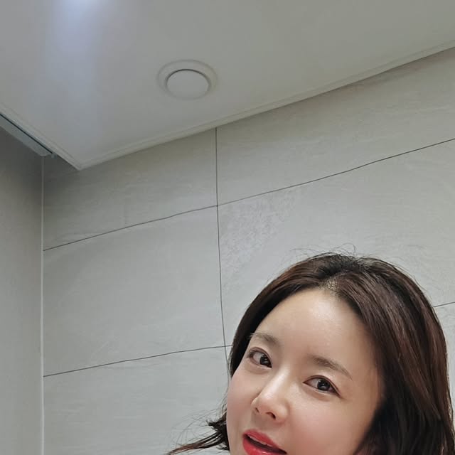 미칠미칠 on Instagram: "#광고 #러브버블컬렉션

8월 올영픽 추천템 투에이엔 러브버블컬렉션 🩷

올리브영에서만 만날 수 있는 핑크빛 설렘, 놓칠 수 없죠? 

웨어링 파운데이션
얇고 가벼운 발림성으로 쫀쫀하게 밀착되어 
건조함 없는 실키하고 매끈한 피부로 유지시켜 쥐요.

퓨어 글래시 하이라이터
맑고 투명하게 빛나는 물먹광,물먹빔 !!
습식 제형으로 텁텁함 없이 매끈하게 밀착되어,
여러번 쌓아도 뭉침 걱정 없는 이지 텍스처로
번들거림없어서 너무 만족스럽네요.

듀얼 치크
부드러운 텍스처로 블러링 한 듯 매끈하게 발리며
분위기에 맞게 나만의 컬러로 믹스하여 다채로운 
무드를 연출할수 있는 수채화 발색의 듀얼치크에요.

글레이즈 바운싱 틴트
생기있는 컬러가 차오르는 캔디광 틴트에요~ 🍬 

배러 미 아이 팔레트
톤에 관계없이 활용도 높은 미지근한 소프트 핑크
팔레트에요~^^

컬러 플레이 듀얼 라이너
단 하나로 애굣살부터 트임까지 눈가에 스며드는
컬러 디멘션으로 눈가에 화사하고 생기를 부여해줘요.

.
#올영픽#올리브영추천템#올영필수템#러브버블컬렉션#롱웨어링파운데이션미니#컬러플레이듀얼라이너"