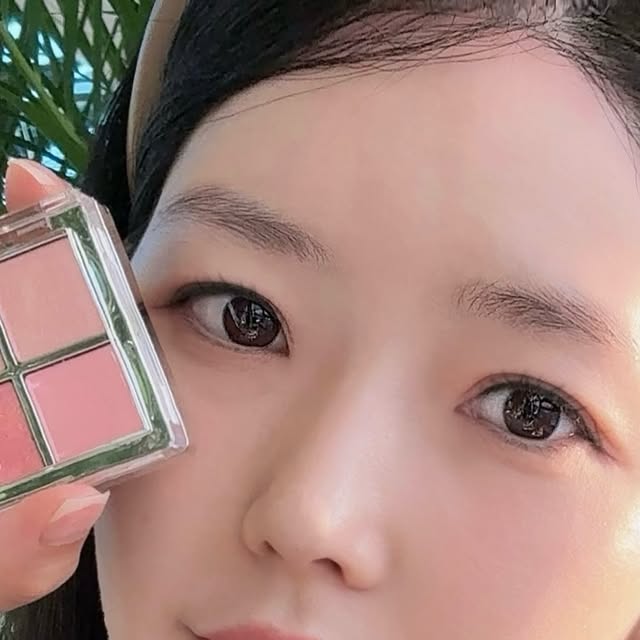 꽃보라🌸(루루) on Instagram: "#광고

오늘은 요새 제가 너무나도 애정하는
메이크업 제품을 소개해 드릴까 해요!

착한 가격에 뛰어난 제품력으로 유명한
#투에이엔 의 따끈따끈한 8월 신제품,

러브 버블 컬렉션을 들고왔어요🩷

쿨톤, 웜톤은 물론 뉴트럴 톤까지
다양한 컬러감의 배러 미 아이팔레트와 듀얼치크가

눈가와 볼에 청순함 가득 담아
소녀소녀한 무드로 만들어줘요🌸

글레이즈 바운싱 틴트로
입술에 핑크빛 볼륨과 광택을 살려주면

생기 넘치는 메이크업 완성🫶🏻

투에이엔과 함께 예뻐지고 싶다면
지금 당장 올리브 영으로 GO GO!

.
#올영픽 #올리브영추천템 #올영필수템 #러브버블컬렉션 #롱웨어링파운데이션미니 #컬러플레이듀얼라이너"