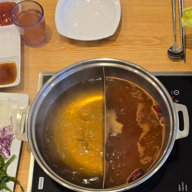 박서아 on Instagram: "#협찬 꽃마름 여수 선소점

여수에서 제일 맛있는 샤브샤브집이 어딘지 아세요?!
바로! 꽃마름 여수 선소점입니다👍

가성비,가심비 모두 사로잡은 소고기 무한리필 샤브샤브집이에요.
무한리필집이라고 저퀄의 음식들을 상상하셨다면 ❌
음식들 퀄리티는 무한리필집이라고는 안믿길만큼 맛있었어요.

다양한 종류의 음식들에 생맥주 무한리필까지 .ᐟ.ᐟ
가족 모임, 회식, 데이트까지 .ᐟ.ᐟ
남녀노소의 입맛을 모두 사로잡을 수 있는 곳이라서 좋더라구요.

마지막 디저트까지 해결 가능하니 외식은 여기로 종결!

*생후 100일 된 서아랑 함께 갔었는데
사장님이 친절하게 안내해주셨고 유모차를 옆에 둬야해서 죄송했는데 
사장님께서 아이가 최대한 불편하지않을 수 있는 자리로 안내해주셨어요.
요런 세심함에 엄마는 또 감동한답니다...🫶

📍전남 여수시 소호로 614 (학동) 2층 꽃마름 샤브샤브
⏰월요일 휴무
  11:30~22:00 
  브레이크 타임 15:00~17:00
🚗건물 주차장이 있긴 하나 용기공원 공영주차장 이용시 편리함
☎️061-682-0662

#여수여천맛집 #디오션맛집 #무한리필 #샤브샤브맛집 #소고기무한리필"