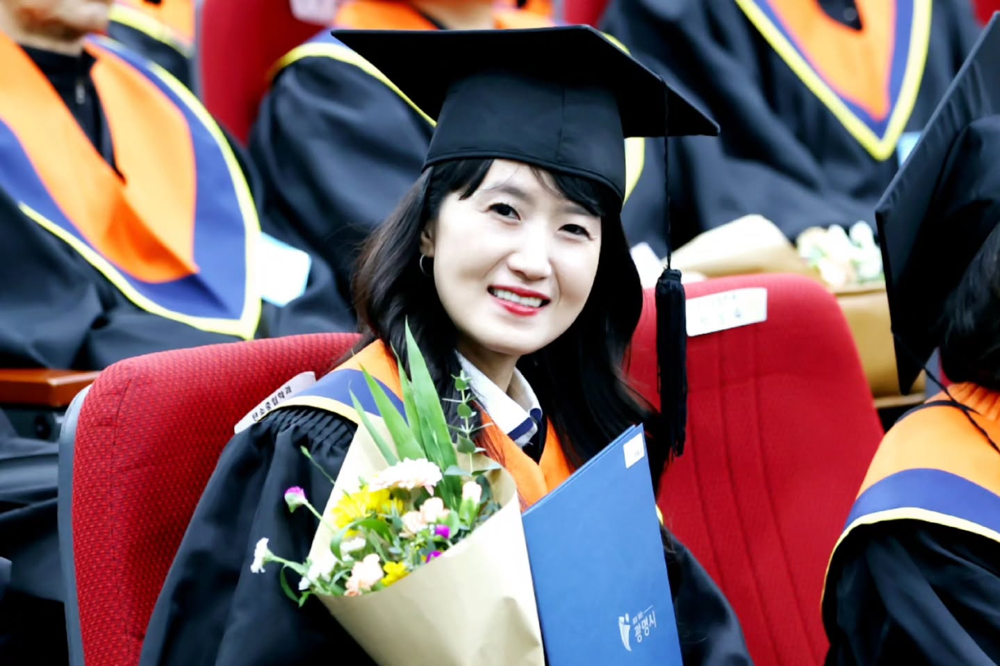 #드디어졸업
#개근상까지

처음엔, 환경에 살짝 발🦶만 걸쳐볼까 싶어서 시작했는데...

21주동안 단 한번도 빠지지 않고,
학과 대표👍까지 맡으며, 
공부하고 받은 영광스러운 졸업장 ㅎㅎ
‘대학교때 이렇게 공부했으면 인생이 달랐으려나?’ 하는 생각도 드네요...ㅎ😅

🌈김성현학과장님의 전폭적인 지지와 
남다른 리더십 덕분에 많이 배우고,
또 실속있었던 커리큘럼 덕분에 지겨운지 모르고 매주 새로운 주제🌍를 배울 수 있었던 의미있었던 시간이었어요.

#박승원광명시장님 께 졸업장👩‍🎓과 개근상까지 받고
4기 학과대표 정연주선생님께서 축하케이크🎂까지 선물해주시고
탄탄플러스 최현주디렉터님이 졸업선물🎁까지 챙겨주시고
윤혜정쌤, 신은지쌤, 김지영쌤이 준비한 꽃다발🎉과 환경보드게임까지 
정말 많은 분들 덕분에 ..하나하나 감사하지 않은게 없네요 ^^

참, 사진 찍어주신 광명시 윤한영 사진작가님께도 감사드립니다 ㅋ 😎

 
#광명시 #광명자치대학 #탄소중립학과 #광명시평생학습원 #광명자치대학졸업 #탄소중립